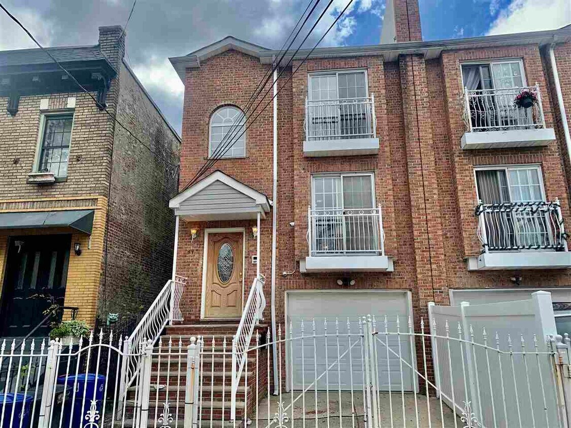 Primary Photo - 49 Rutgers Ave
