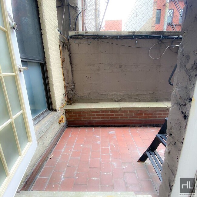 Building Photo - Mott Street