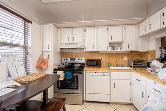 Building Photo - 3531 Inverrary Dr