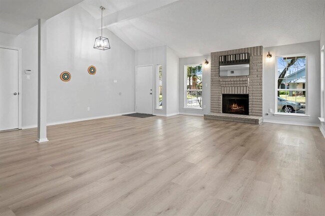 Foto del edificio - 3323 Peachwood Ln