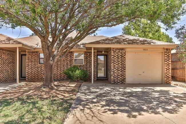 Building Photo - 2 Bedroom 2 Bathroom 1 Car Garage Duplex