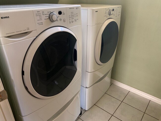 Building Photo - Updated 1 Bedroom 1 Bath Condo with Laundry and Garage