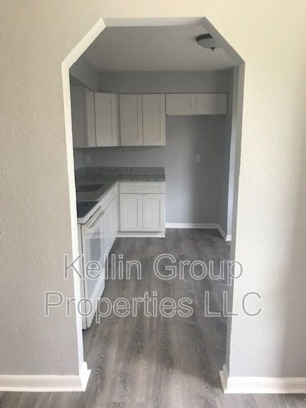 Building Photo - 1027 N Brunnell Pkwy