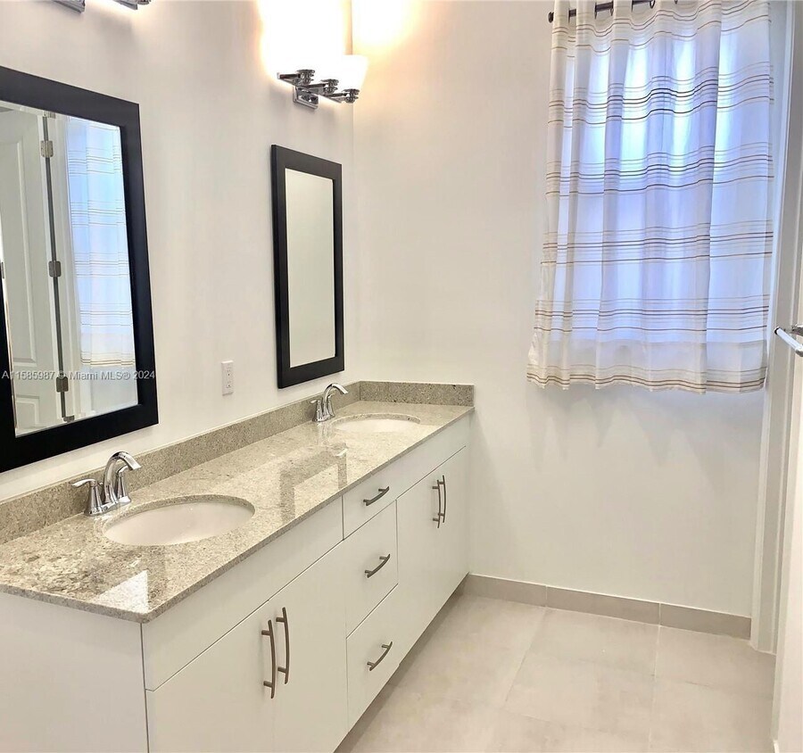 Foto principal - 129 NW 209th Ln