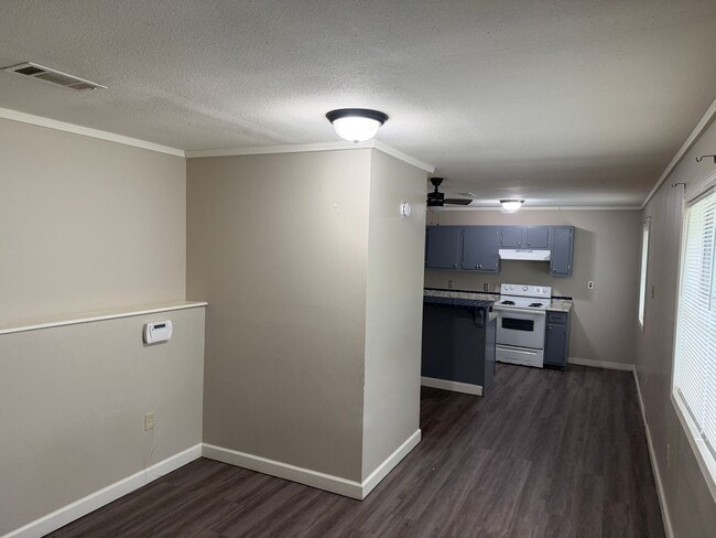 Building Photo - 2 Bed 1 Bath Duplex