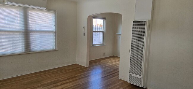 Foto del edificio - Downtown 2 bedroom apartment in triplex