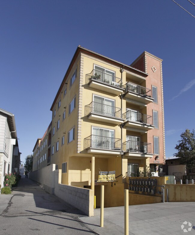 Foto principal - 6716 Vineland Ave