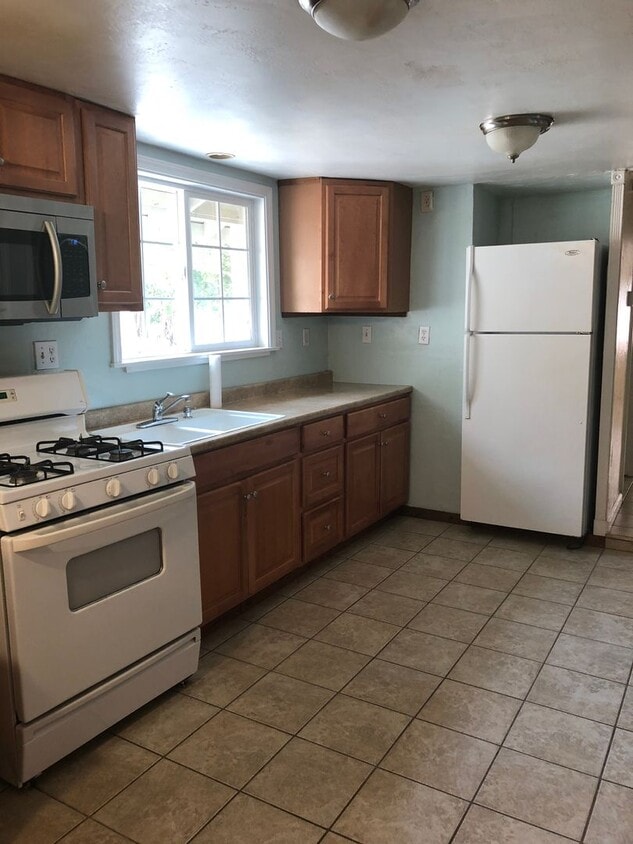 Foto del edificio - 4 bed 1.5 ba house - Olivehurst