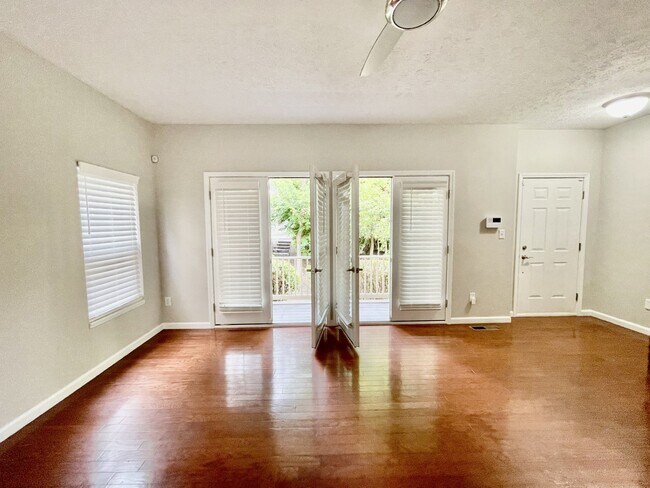 sala de estar con puertas francesas - 6143 Halton Pl