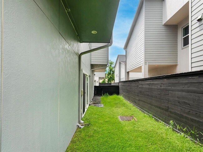 Foto del edificio - 7706 Jack Oak Ave