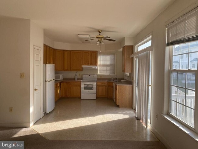 Building Photo - 1017 Llano Dr