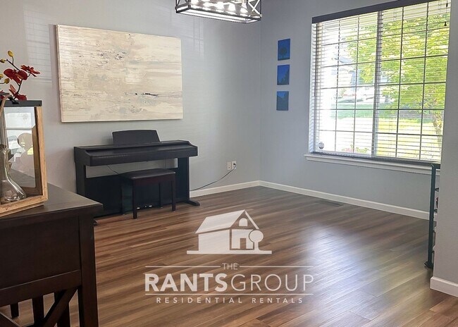 Foto del edificio - Quiet 3/2.5 Home in Beautiful Evergreen Heights - Easy Commute to JBLM!