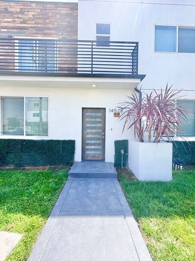 Building Photo - Gated Standalone Home w/ Attached Garage | 4-BR/5-BA | Sherman Oaks