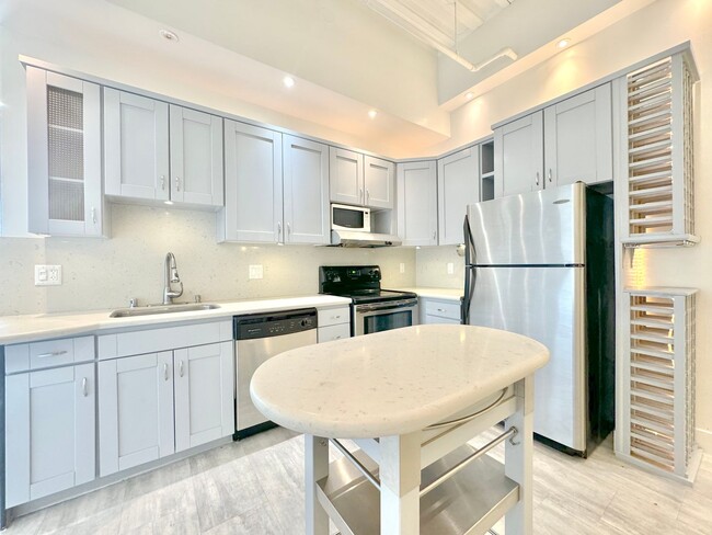 Building Photo - Top floor modern crafted spacious 1 Bed + ...