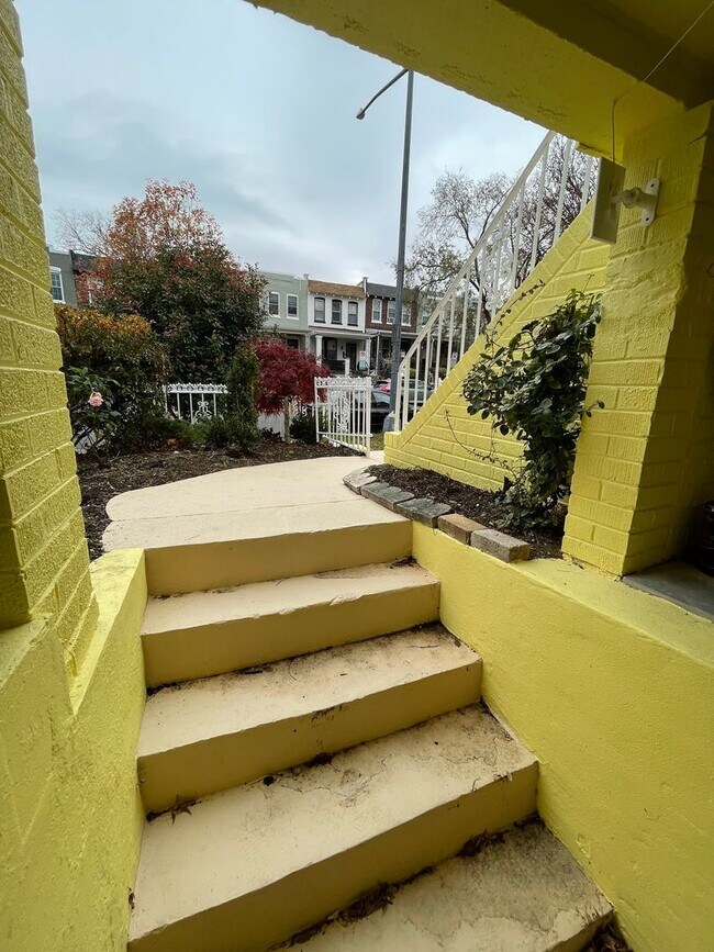 Foto del edificio - Charming 1928 Row Home for Rent with Modern Amenities — 3 Bedroom 2 Full Bath w/ 2 Half Baths, 2 ...