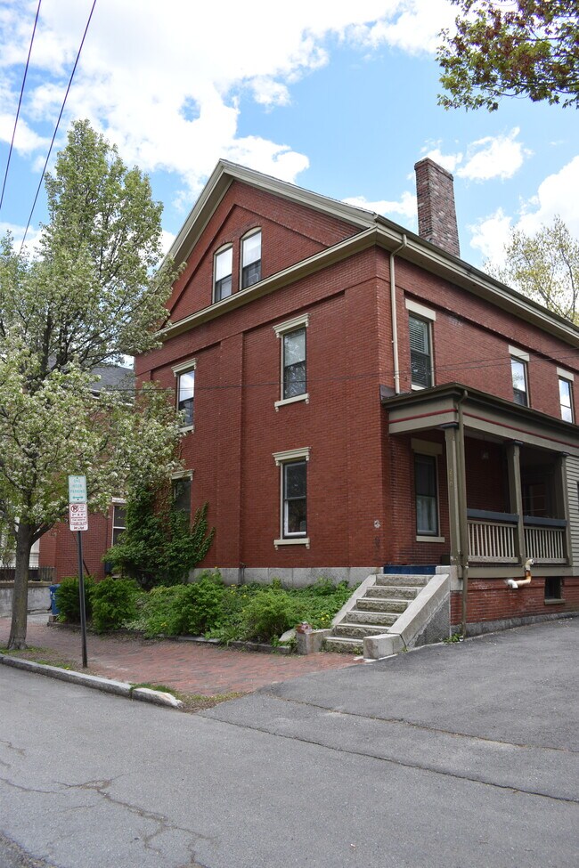 Building Photo - 270 Brackett St