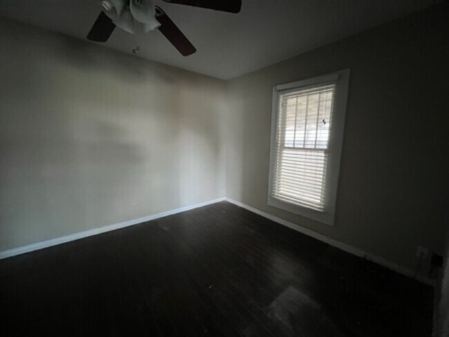 Building Photo - 709 Garza Ave
