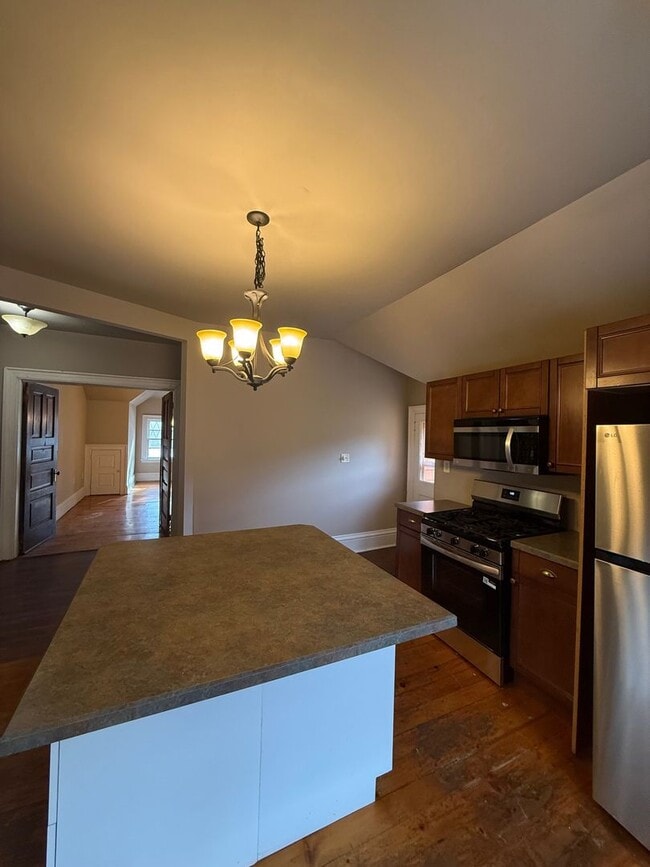 Building Photo - 409 Grand St