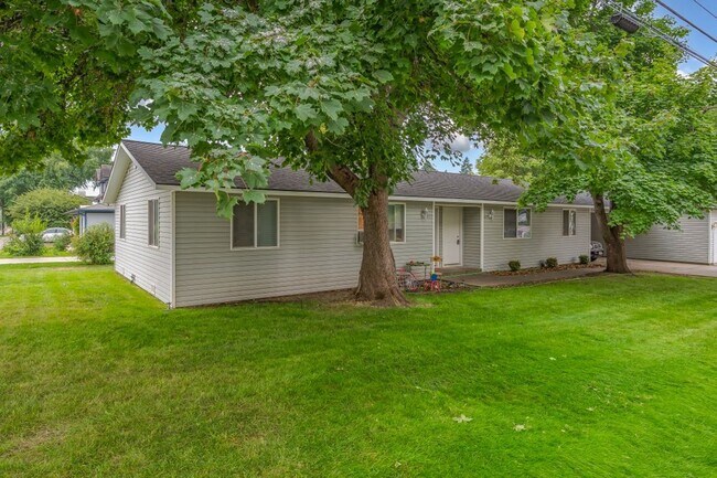 Foto del edificio - 2 bed 1 bath Rancher duplex (new flooring ...