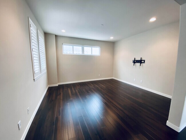 Living room - 2070 Maple Ave