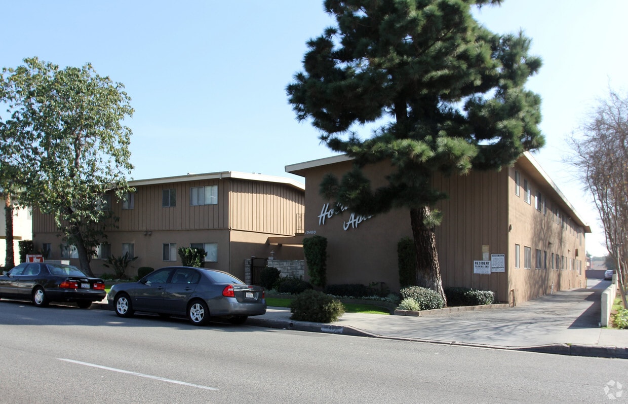 Primary Photo - Holiday Manor Apartments