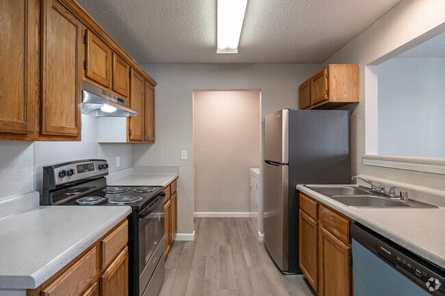 2BR, 2BA - 912SF - Kitchen - The Heights on Oak