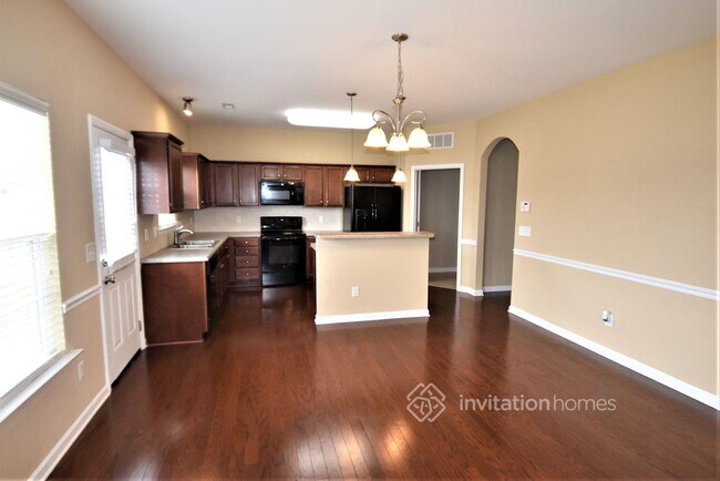 Building Photo - 4018 Vershire Ave