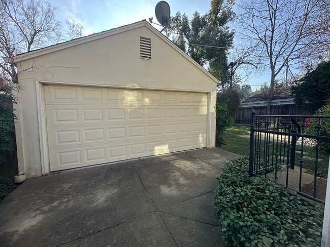 Foto del edificio - 4 Bedroom 3 Bathroom Land Park Home