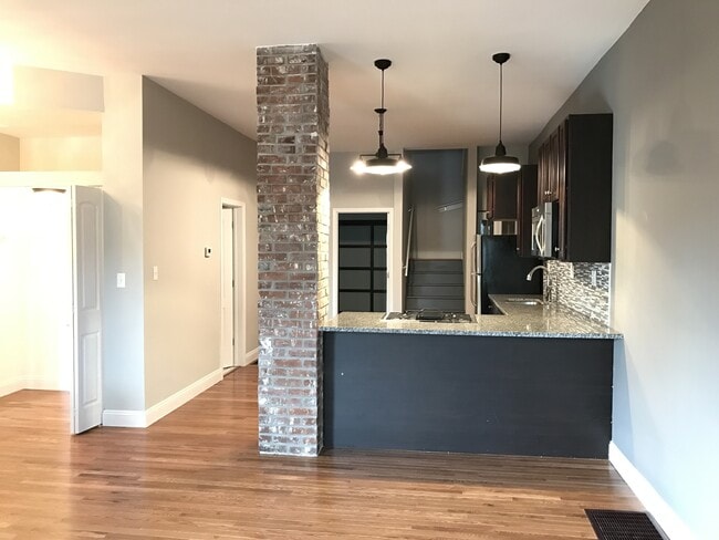 Building Photo - Stunning Large Home near Tower Grove Park