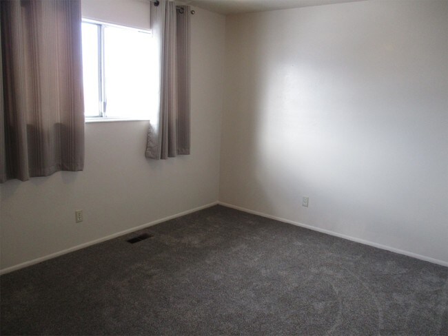 Building Photo - 913 Artistic Cir