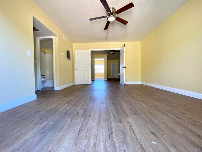 Building Photo - 921 Evergreen Dr