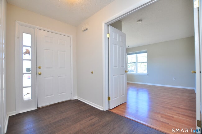 Building Photo - 207 Country Club Ct