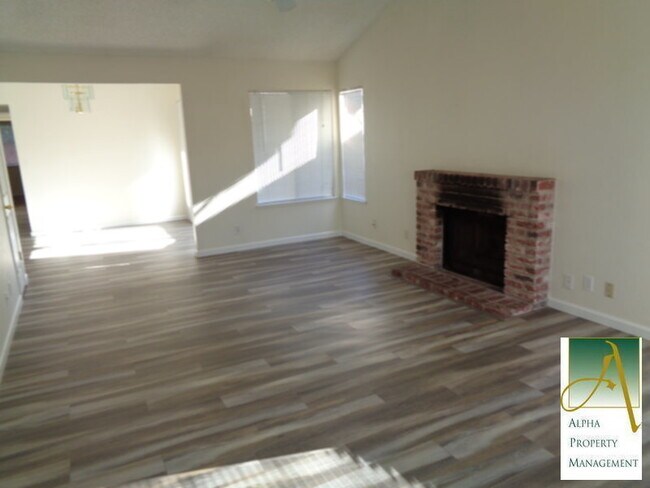 Building Photo - Good size duplex w/ A 2 CAR GARAGE