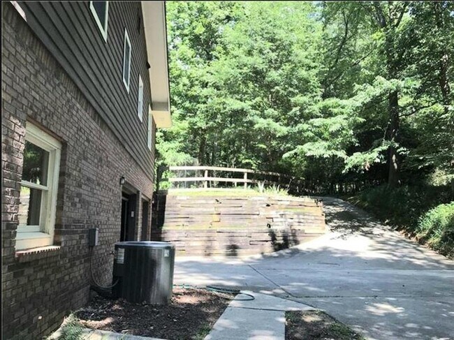 Building Photo - 5095 Meadowbrook Cir