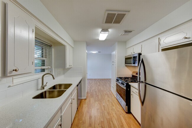 Foto del edificio - 7115 Drowsy Pine Dr