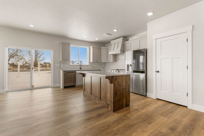 Foto del edificio - SUGAR CITY TWIN HOME 3 BED 2 FULL BATH - FENCED YARD WITH EX-LARGE 2 STALL GARAGE