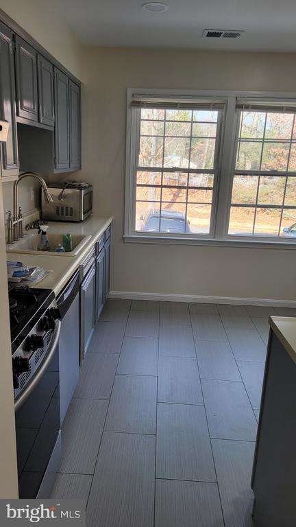 Building Photo - 2055 Pilgrim Dr