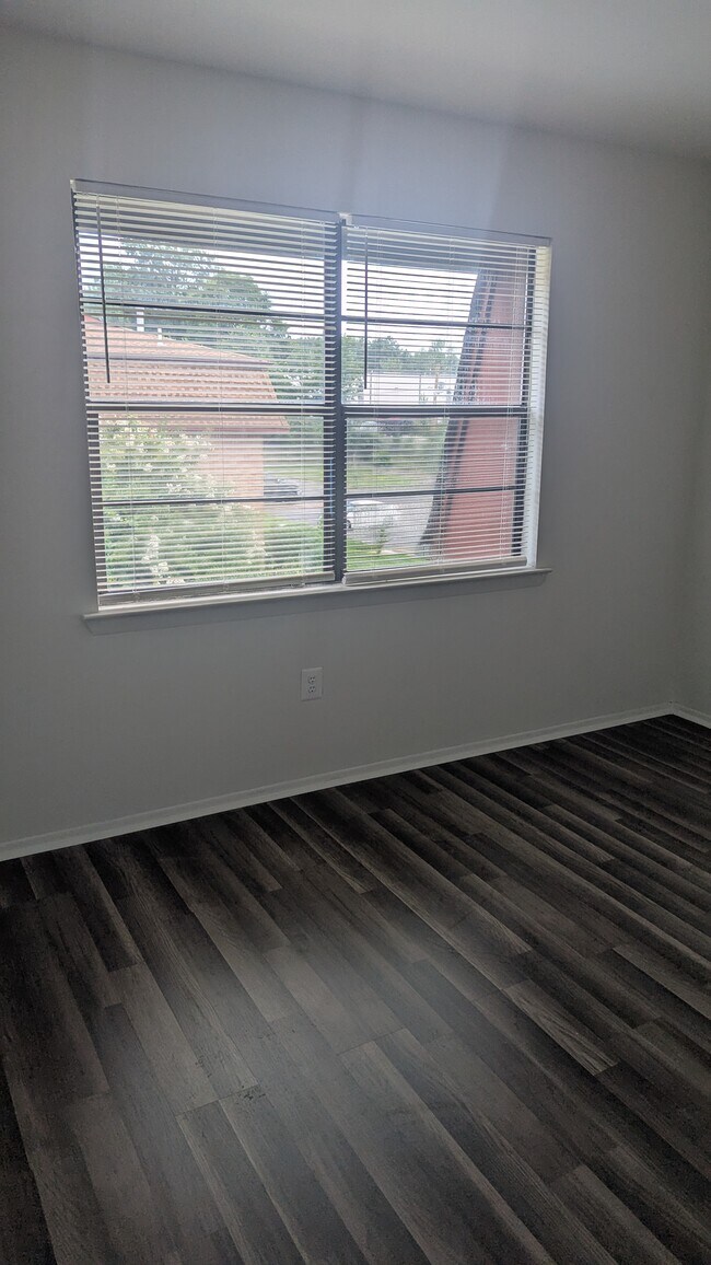 Foto del edificio - 1204 N Oaks Blvd