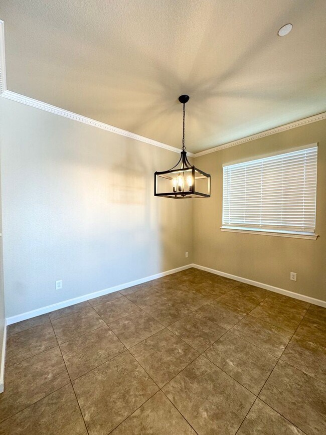 Foto del edificio - Luxury Townhouse in Vista Ridge Subdivision!