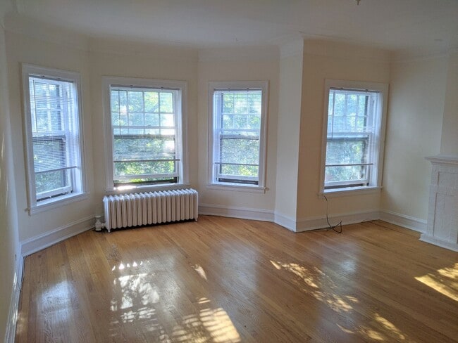 Building Photo - 731 Hinman Ave