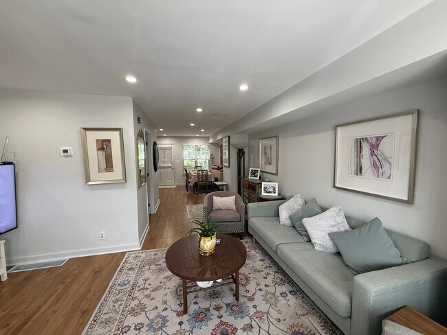 Foto del edificio - 7925 Ridge Ave