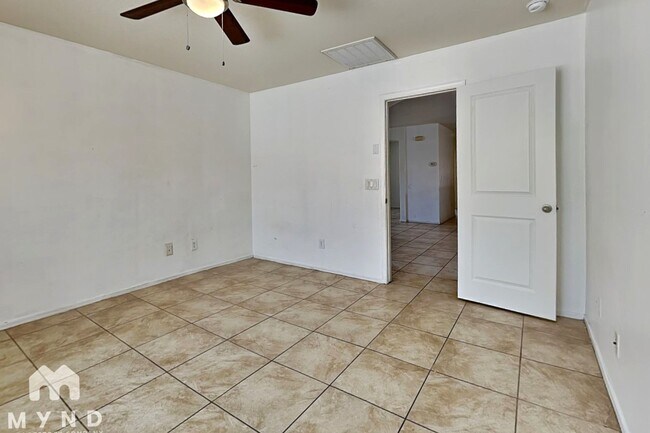 Foto del edificio - 24800 W Wayland Dr