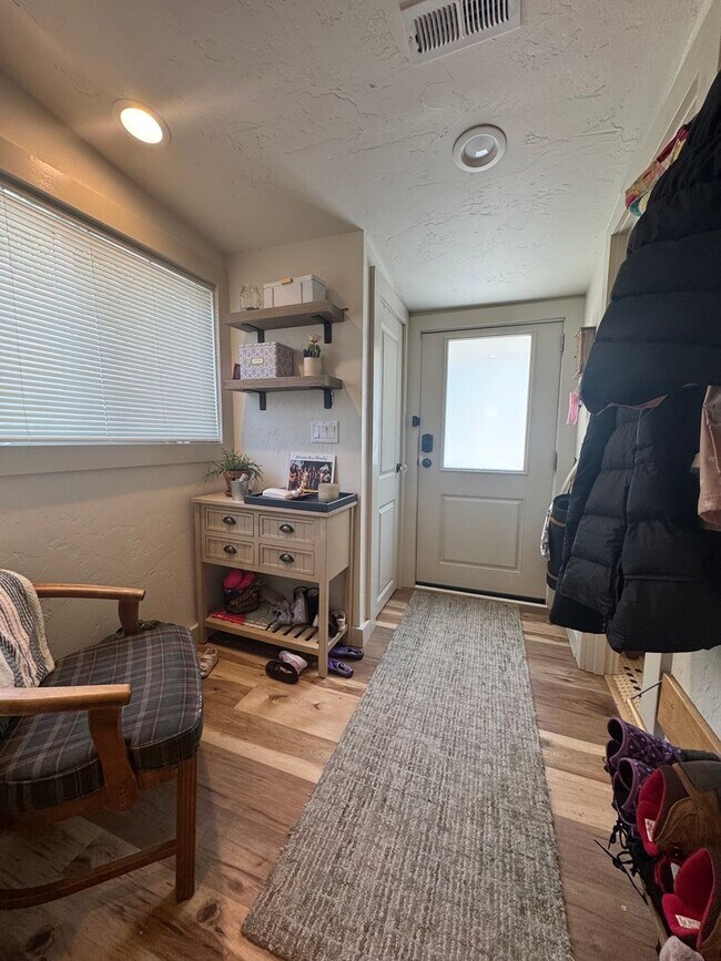 Building Photo - Updated 3 Bed/ 2 Bath Rental