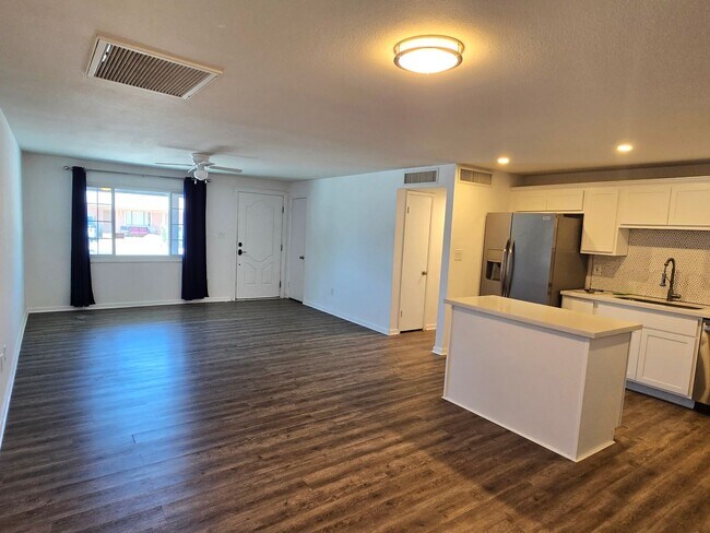 Foto del edificio - 3-bedroom by New Re-developed Paradise Valley Mall