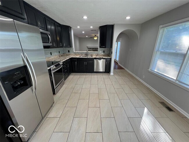 Foto del edificio - 731 E 116th St
