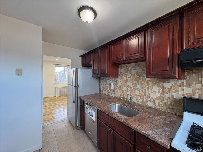 Foto del edificio - 245-39 76th Ave