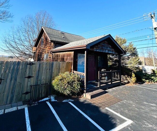 Foto del edificio - Beautiful Bungalow Home Located in Blacksburg