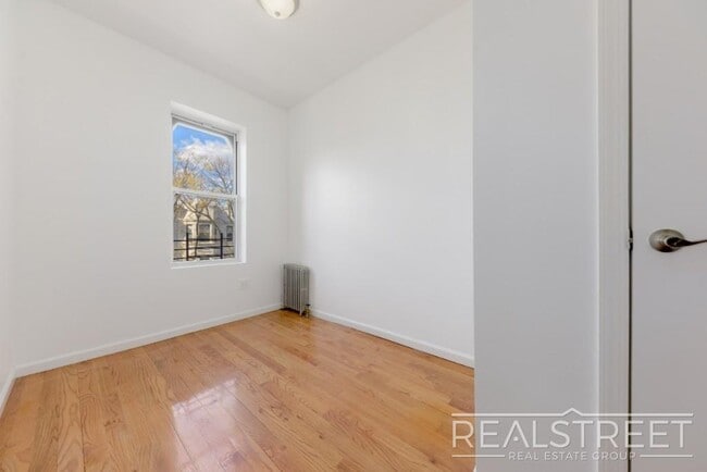 Building Photo - Lovely 3 BED Floor Thru w/ PRIVATE BACKYAR...