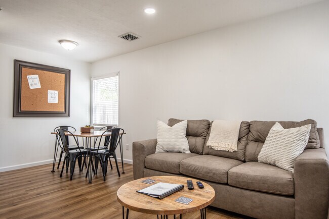 Foto del edificio - 1110 Cedarbrook Dr