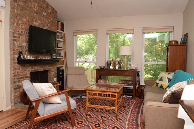 Building Photo - 1/1 Condo in Northwest Hills- Available fo...